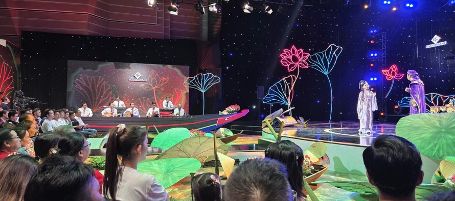 Lần đầu tiên, các thí sinh được bắt cặp thi đôi ở vòng tuyển chọn cuộc thi Chuông vàng vọng cổ - Ảnh: Minh Khang