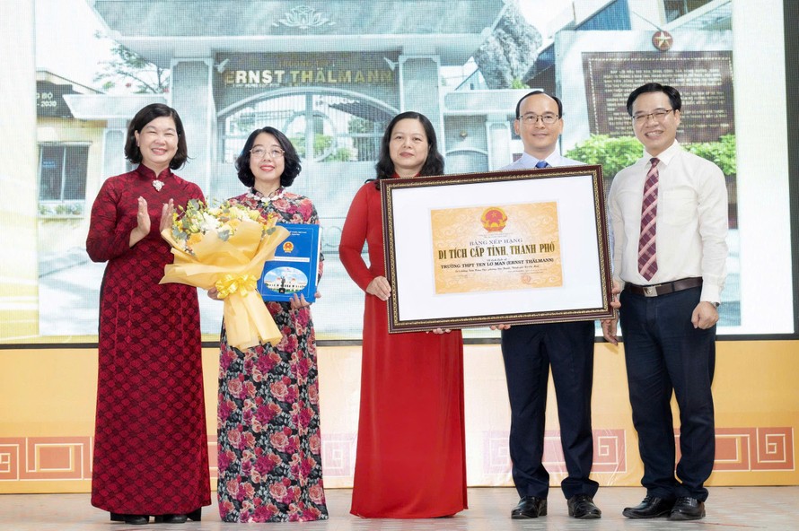 Đại diện Trường THPT Ten Lơ Man nhận bằng xếp hạng di tích lịch sử - văn hóa cấp thành phố