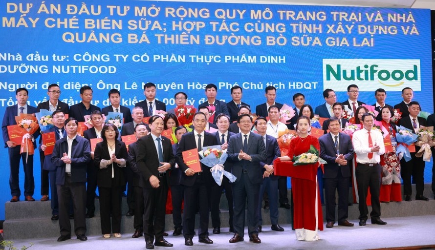 Đại diện Nutifood nhận hoa của lãnh đạo tỉnh Quảng Nam tại Hội nghị Xúc tiến đầu tư tỉnh Gia Lai