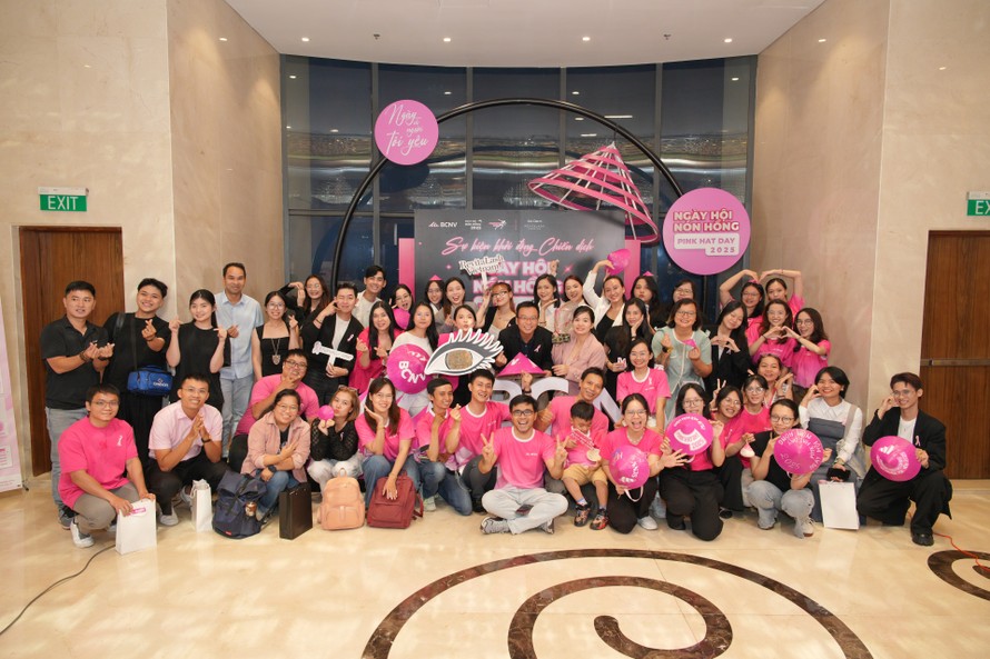 Những chiến binh lặng thầm phản chiếu đa sắc hồng.