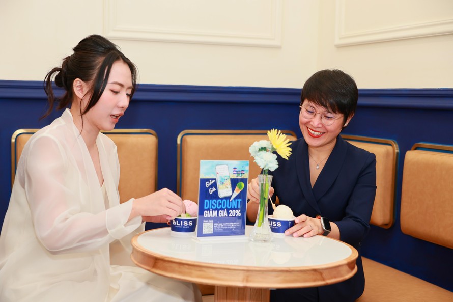 Khách hàng đến và thưởng thức kem Bliss ngày khai trương cửa hàng đầu tiên tại Hà Nội