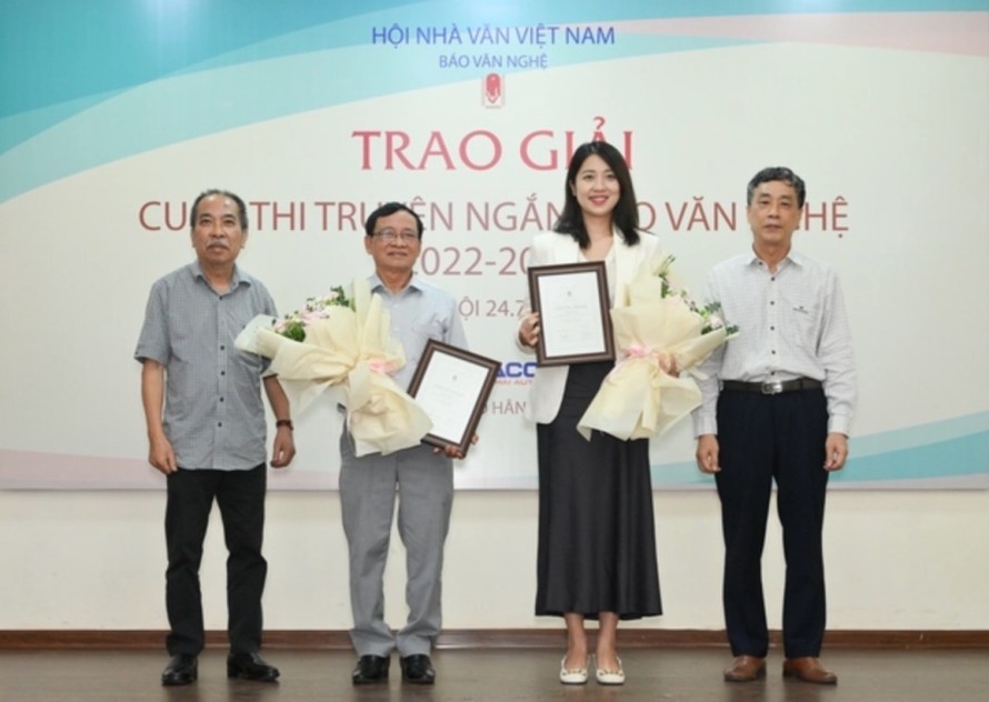 Tác giả truyện ngắn "Trăm Ngàn" Ngô Tú Ngân (thứ hai từ phải qua) ở sự kiện trao giải Cuộc thi truyện ngắn báo Văn Nghệ 2022-2024