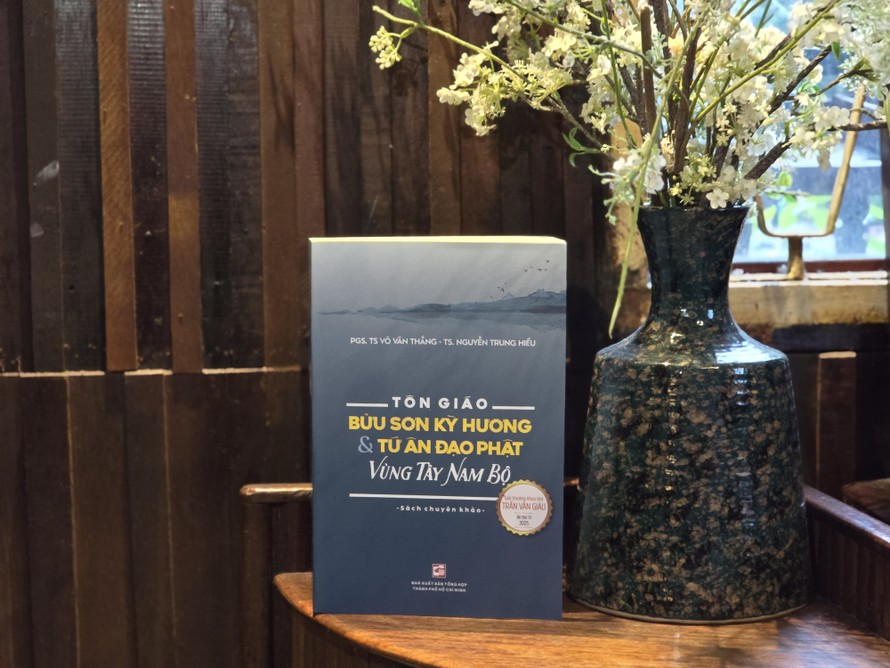 Tác phẩm Tôn giáo Bửu Sơn Kỳ Hương và Tứ Ân Đạo Phật vùng Tây Nam Bộ của các tác giả Võ Văn Thắng – Nguyễn Trung Hiếu được trao Giải thưởng khoa học Trần Văn Giàu lần thứ 13 năm 2025