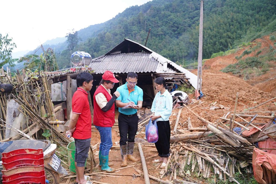 Nhân viên Tập đoàn Vingroup đồng hành cứu trợ đồng bào sau bão Yagi.