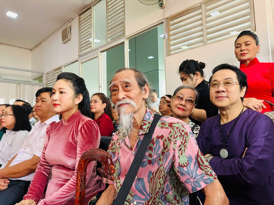 NSND Thanh Thúy, Phó Giám đốc Sở Văn hóa và Thể thao TPHCM đã chủ động nhường cho nghệ sĩ tiền bối dâng hương trước