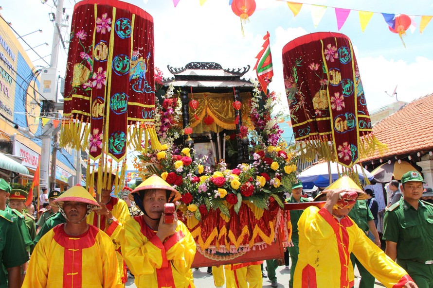 Đoàn Nghinh Ông từ Lăng Ông Thủy Tướng xuống bến đò.