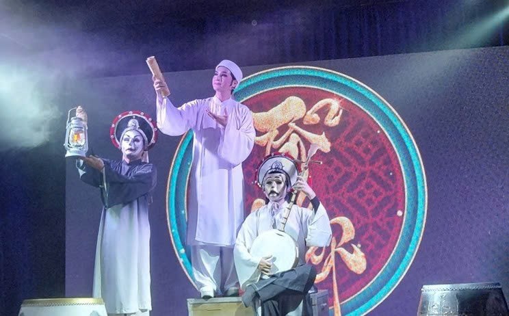 Trong Nhật thực, cùng với hình tượng hài kịch và bi kịch, người nghệ sĩ trẻ miệt mài đi tìm chân giá trị nghệ thuật.