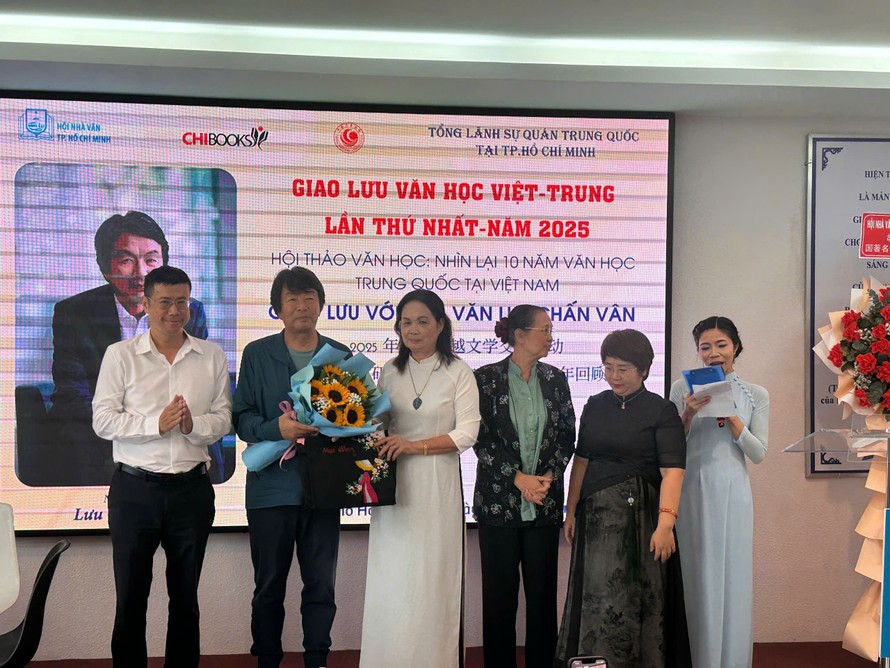 Chủ tịch Hội Nhà văn TPHCM Trịnh Bích Ngân tặng hoa nhà văn Lưu Chấn Vân