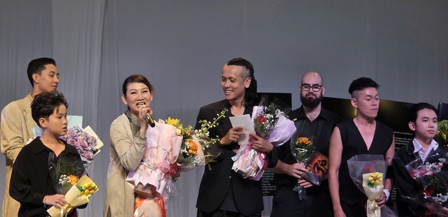 NSND Mỹ Uyên, đạo diễn Chinh Ba và các nghệ sĩ vui mừng sau đêm công diễn - Ảnh: Minh Khang