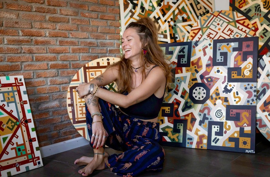 Họa sĩ Mathilde Granveau tại phòng tranh của cô ở Đà Nẵng