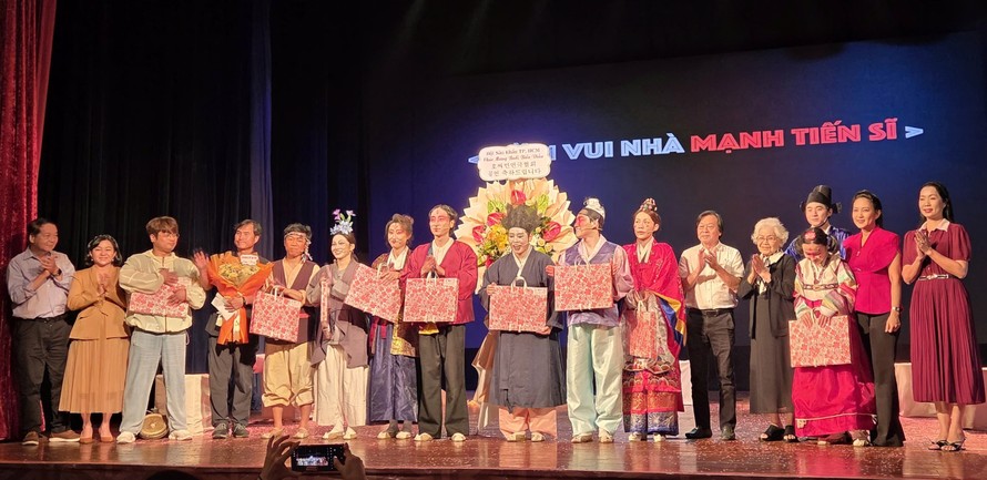 TPHCM tặng quà cho các nghệ sĩ Hàn Quốc - Ảnh: Minh Khang