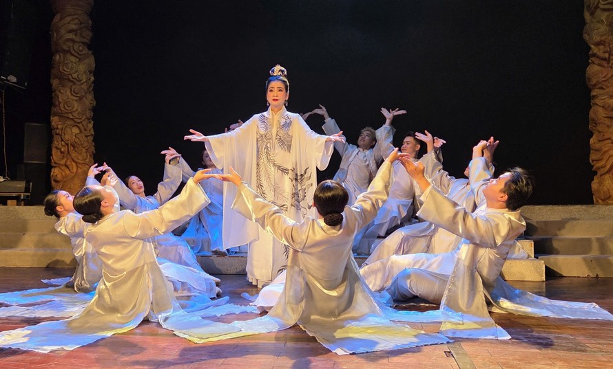 NSƯT Tuyết Thu trong vai Thái hậu Dương Vân Nga - Ảnh: Minh Khang