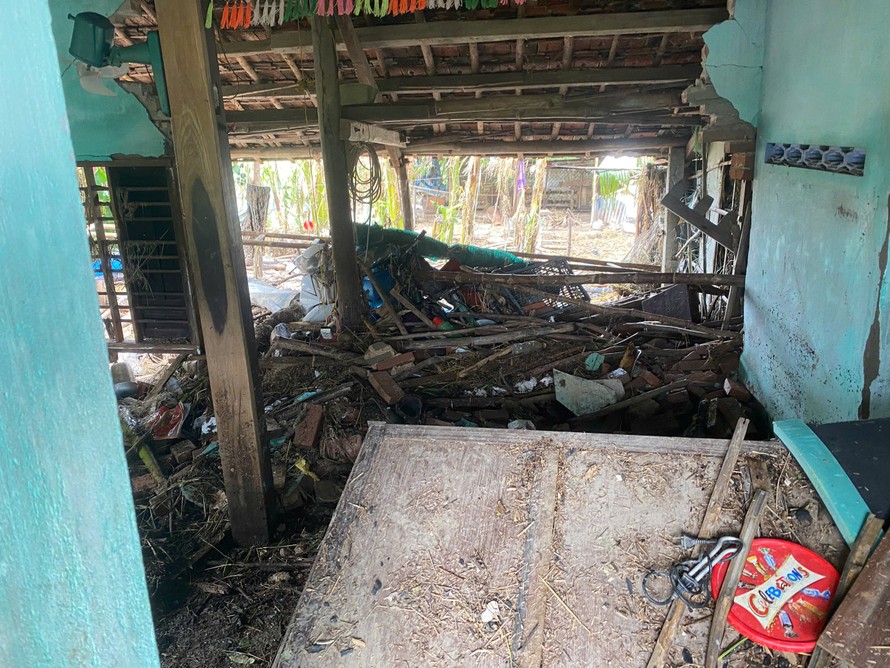 Một ngôi nhà bị sập ở thôn Phú Lương, xã Hòa Tân Đông, Phú Yên (cũ)