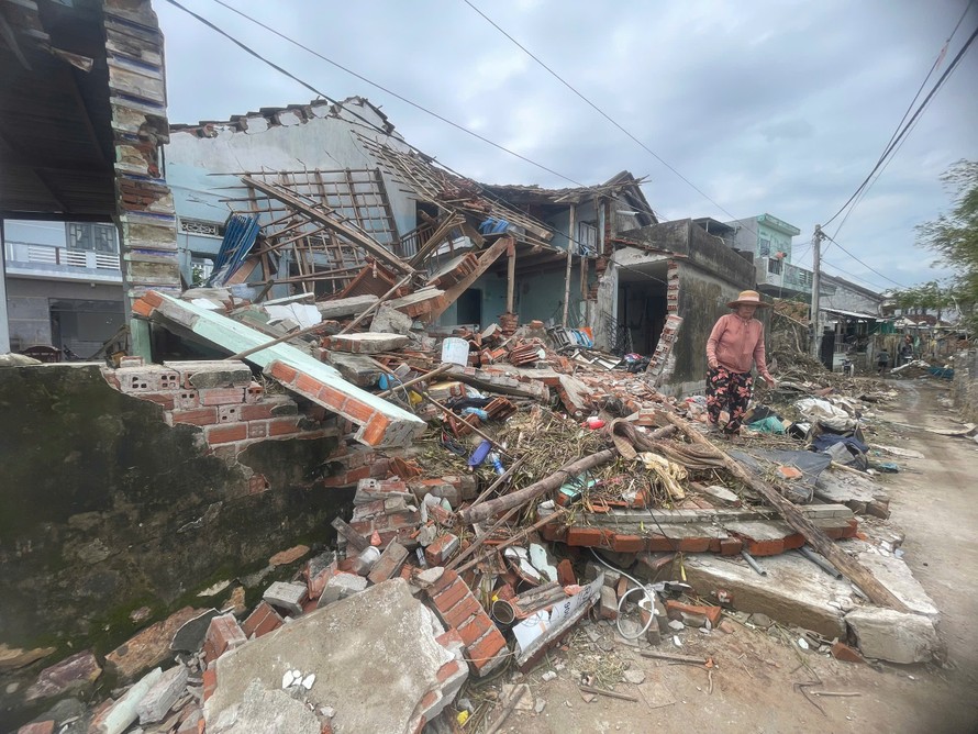 Người dân đang dọn đống đổ nát do sập nhà trong đợt lũ vừa qua ở thôn Quy Hậu, xã Hoà Trị. Hai vợ chồng chủ nhà đang dọn dẹp, cho biết nước dâng cao rất nhanh và chảy mạnh, vừa rời khỏi nhà được ít phút thì ngôi nhà bị sập. Gần ngôi nhà này, một nhà khác cũng bị sập do nước lũ