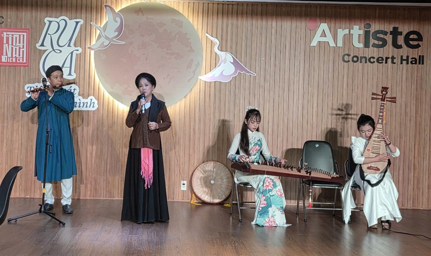 Nghệ nhân Kim Chi thể hiện bài hát ru "Con cò" đặc trưng miền Bắc