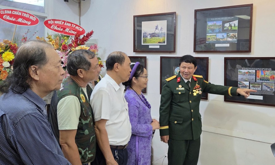 Các đại biểu xem triển lãm ảnh chủ đề “80 năm hào khí miền Đông” - Ảnh: Minh Khang