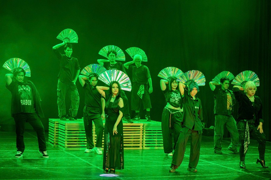 Một cảnh có vũ đạo trong vở kịch "Một bước lên mây" 