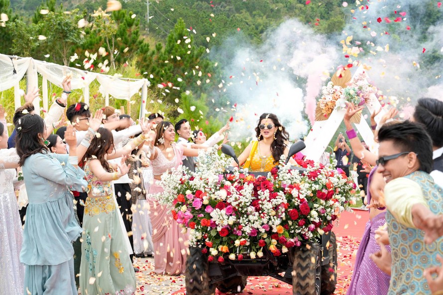 Đại cảnh hôn lễ truyền thống Ấn Độ kéo dài 7 ngày 7 đêm được tái hiện công phu