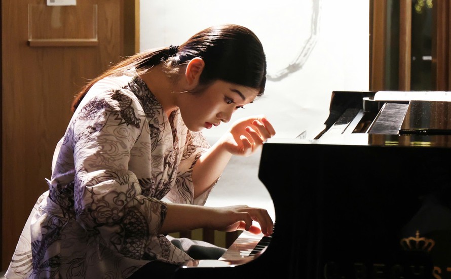 Tài năng piano cổ điển Hồ Khánh Vân biểu diễn trong chương trình “From Wellness to Heritage” (Từ sức khỏe đến di sản) đêm 10/1 tại TPHCM. Ảnh: TRUNG NGHĨA