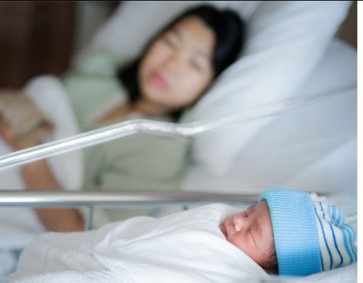 Trẻ sinh mổ có nguy cơ gặp một số bất lợi trong giai đoạn đầu đời