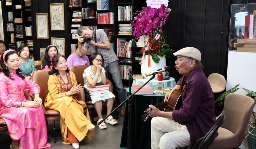 Trần Tiến say sưa hát tặng người mến mộ ông vào ngày 23/1 tại Nhà sách Cá Chép. Ảnh: TRUNG NGHĨA