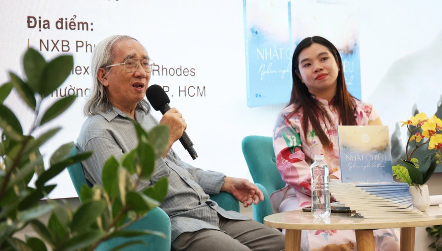  Tác giả Nhật Chiêu và tiến sĩ Đào Lê Na tại buổi giao lưu và ra mắt tập thơ Nghìn nghi lễ tình ngày 25/1. Ảnh: TRUNG NGHĨA