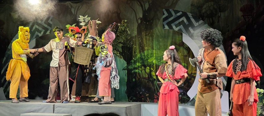 Từ người không tin vào truyện cổ tích, Nhân đã sẵn sàng chiến đấu chống lại bọn lâm tặc để bảo vệ khu rừng cổ tích - Ảnh: Minh Khang