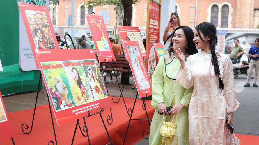 Độc giả tham quan triển lãm “Báo Xuân tiến bước thời đại số”