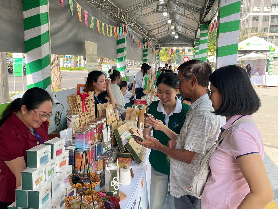 Khách hàng mua sắm tại "Phiên chợ Đặc sản bản địa"