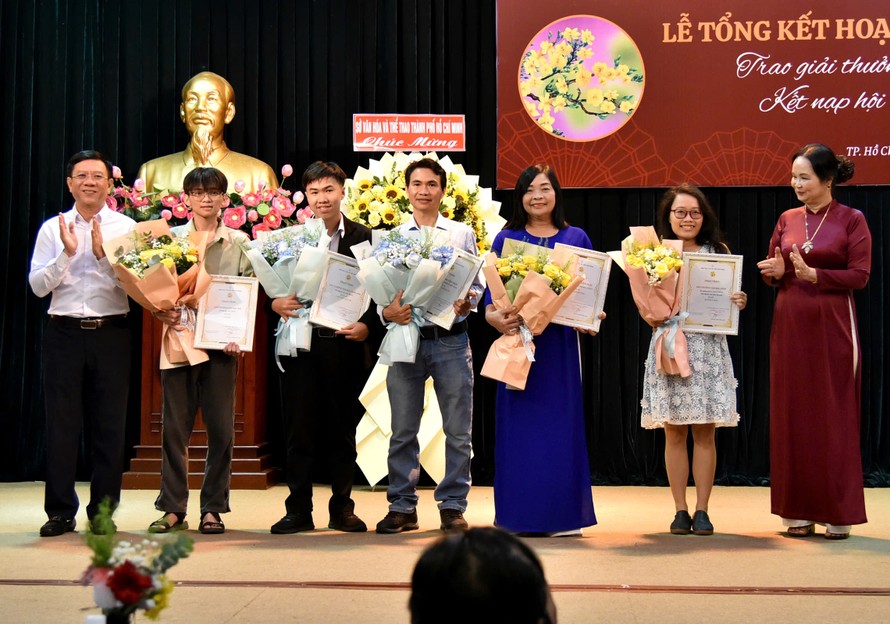 Các tác giả nhận giải thưởng hội Nhà văn TPHCM 2025