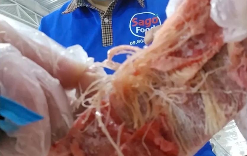 An Phước Thắng SG "hô biến" thịt hết hạn được phù phép thành thịt tươi để cung cấp cho trẻ em ăn. (Ảnh: Cắt từ clip Báo điện tử Dân Việt)