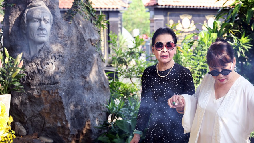 Ca sĩ Khánh Ly cùng Trịnh Vĩnh Trinh - em gái nhạc sĩ Trịnh Công Sơn trước mộ nhạc sĩ Trịnh Công Sơn sáng 23/2 - Ảnh: Trung Nghĩa