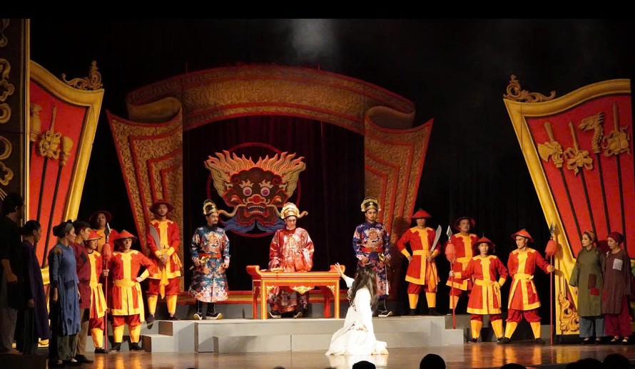 Một số cảnh diễn ấn tượng trong vở “Đức Thượng công Tả quân Lê Văn Duyệt – Người mang chín án tử” do Hoàng Duẩn đạo diễn. Ảnh: Tấn Thành – Bích Duyên