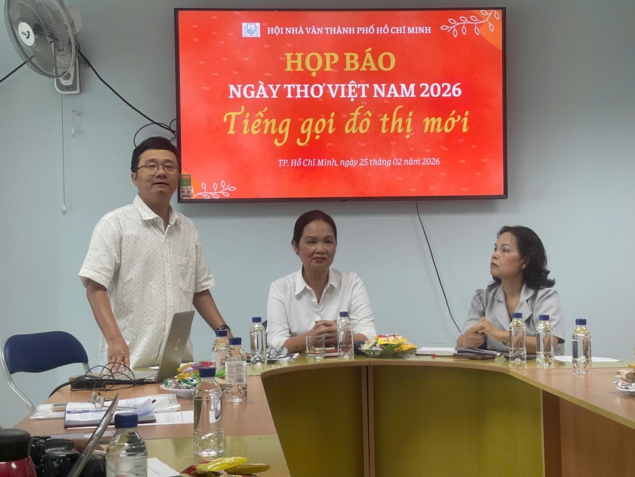 Nhà thơ Lê Thiếu Nhơn, Trưởng ban Nhà văn trẻ của Hội Nhà văn TPHCM, Phó Ban tổ chức Ngày thơ Việt Nam 2026 tại TPHCM đang cung cấp thông tin vào sáng 25/2
