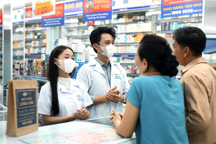 Long Châu có hệ thống hơn 2.400 nhà thuốc, nỗ lực đưa các tiến bộ y học hiện đại đến gần hơn 33 triệu khách hàng. 