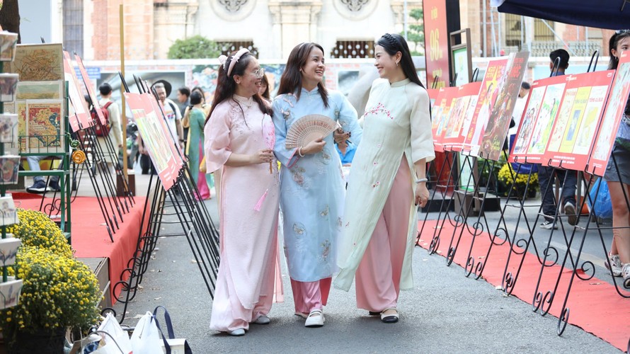 Mặc áo dài được nhiều người ưa chuộng trong các dịp sự kiện trọng đại, lễ tết, ngày kỷ niệm