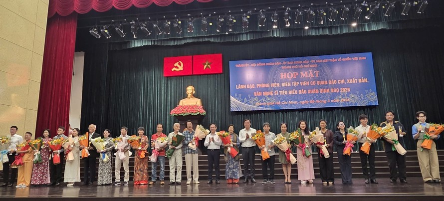 TPHCM khen thưởng các văn nghệ sĩ tiêu biểu - Ảnh: Minh Khang