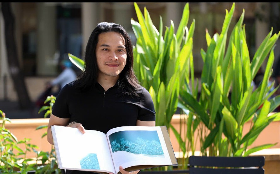 Hoàng Lê Giang và tác phẩm sách ảnh “Bardo - Trung giới” (phiên bản phổ thông) ra mắt đầu tháng 3/2026. Ảnh: Trung Nghĩa