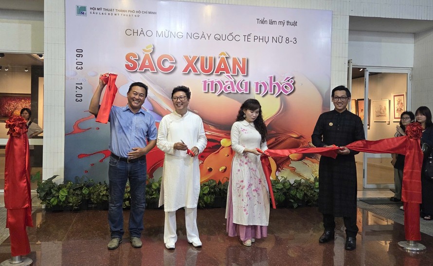 Các đại biểu cắt băng khai mạc triển lãm - Ảnh: Minh Khang