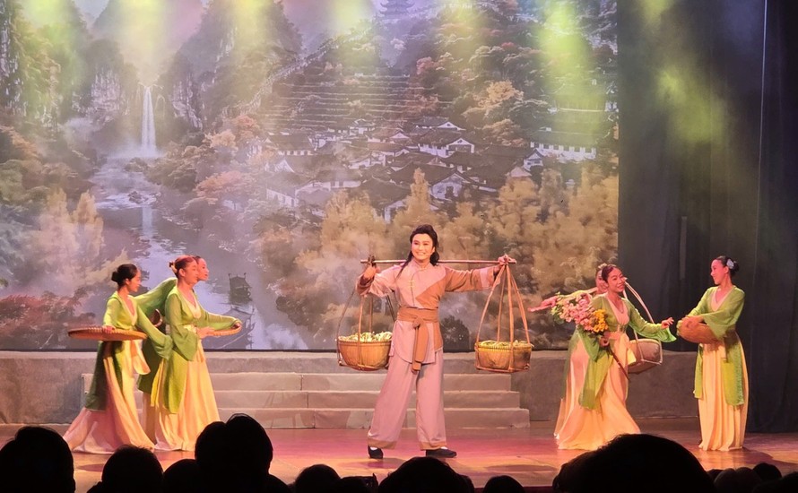 NSƯT Võ Minh Lâm vào vai Hoàng Phi Học - vai diễn từng gắn liền với tên tuổi cố NSƯT Vũ Linh - Ảnh: Minh Khang