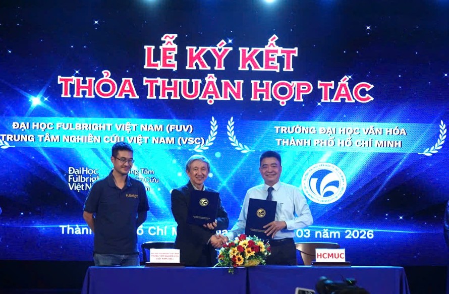 PGS.TS Lâm Nhân, Hiệu trưởng Trường Đại học Văn hóa TP.HCM (phải) ký kết thỏa thuận hợp tác với các đối tác
