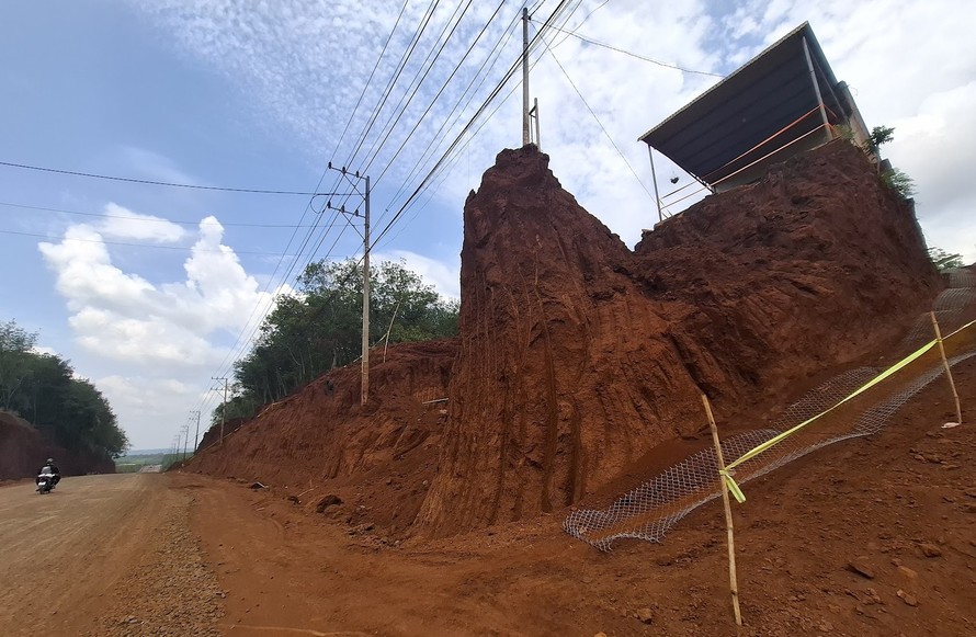 Căn nhà trở nên cheo leo, khiến chủ nhân phải "lót" lưới B40 để có thể chạy xe máy lên nhà. Ảnh: Lê Xuân Thọ