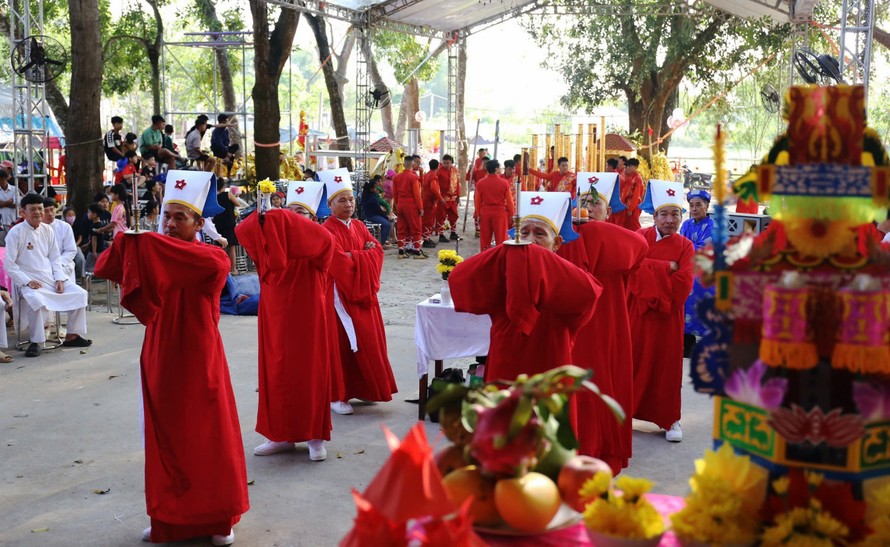 Ban quý tế thực hiện nghi thức dâng lễ.