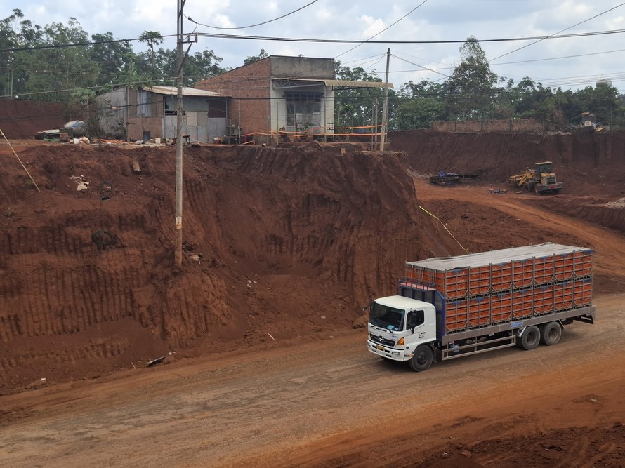 Hiện việc thi công gói thầu này đang tạm dừng. Ảnh: Lê Xuân Thọ