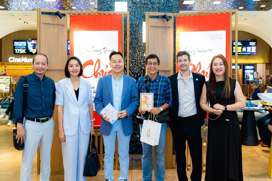 Đạo diễn Phạm Hoàng Nam, đạo diễn Johnny Burke (Anh), doanh nhân - nhà hảo tâm Nguyễn Phương Lam, bà Lưu Bảo Hương (đại diện dự án Living Heritage), nhiếp ảnh gia Minh Hòa, nhà báo – đại sứ văn hóa đọc Trung Nghĩa… tại buổi ra mắt sách Vũ trụ của TÂM tại TPHCM