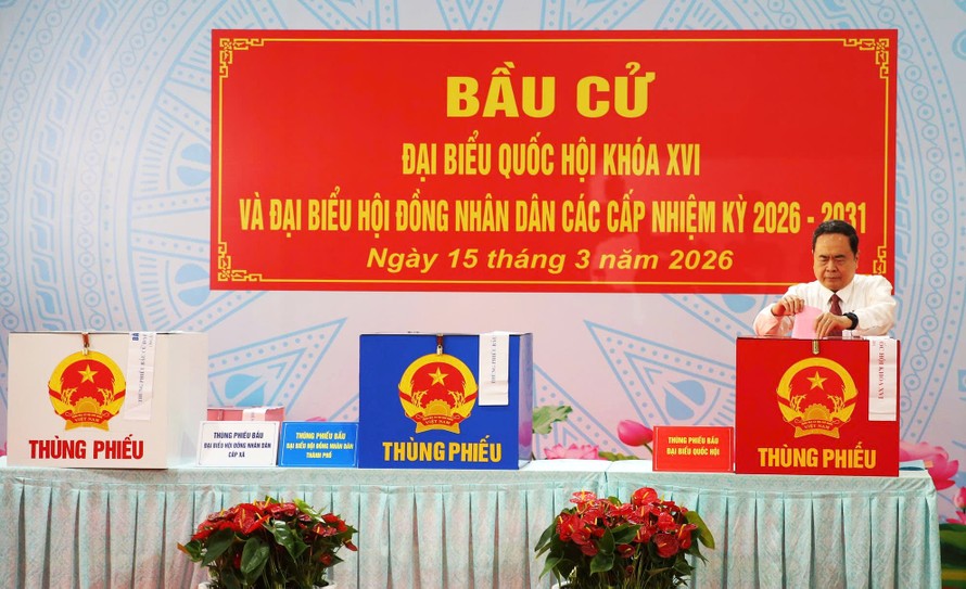 Đồng chí Trần Thanh Mẫn bỏ lá phiếu đầu tiên vào thùng phiếu.