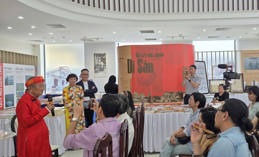 Nhà nghiên cứu Nguyễn Đình Tư tham dự tọa đàm, khuyến khích các bạn trẻ quan tâm, nghiên cứu về lịch sử, giữ gìn di sản - Ảnh: Minh Khang