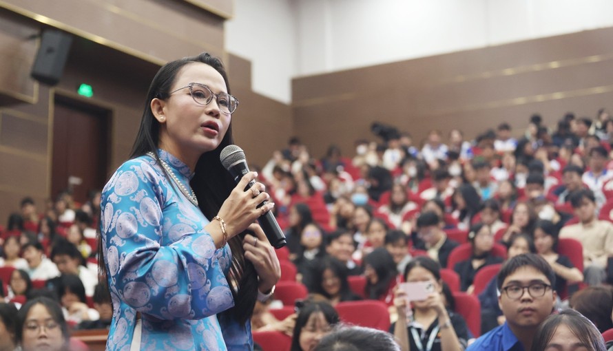 “Đọc sách vun bồi tri thức sâu giúp chúng ta giữ được sự tỉnh táo trước dòng thông tin nhanh và cảm tính trên mạng xã hội” - TS. Quốc Minh chia sẻ với các sinh viên. Ảnh: Trung Nghĩa 