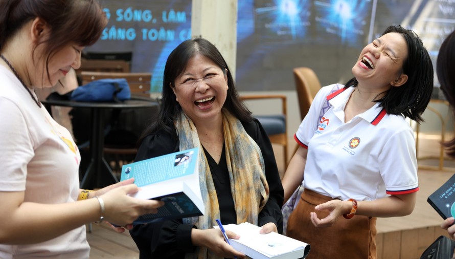 Tác giả Nguyễn Phi Vân tặng chữ ký lên sách cho người đọc. Ảnh: Trung Nghĩa