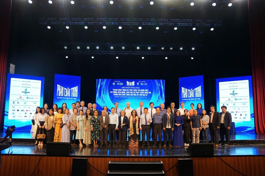 Các nhà nghiên cứu và quan khách trước buổi chiếu phim tài liệu "Phan Châu Trinh - Ngọn Đuốc Khai Minh" 